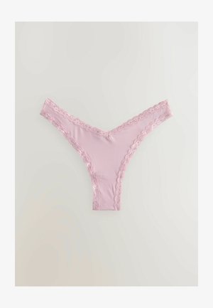 Rosa Spitzen-Hüftslip mit weichem Material, V-Design und zarten gewellten Kanten entlang des Bundes und der Beinausschnitte.