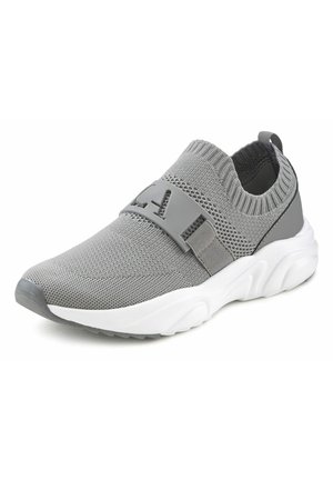 Baskets slip-on gris clair avec tige en maille, bande élastique sur le dessus, semelle blanche rembourrée et languette au talon.