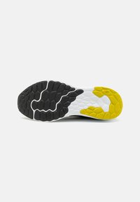 Suela de zapato con patrones de agarre texturizados en negro, blanco y amarillo, diseñados para ofrecer tracción y soporte en diversas superficies.