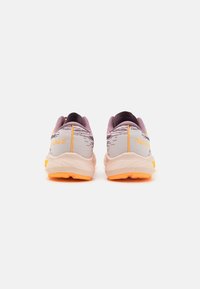 ASICS FUJI LITE 5 - Trail hardloopschoenen - dusty mauve/dark aubergine