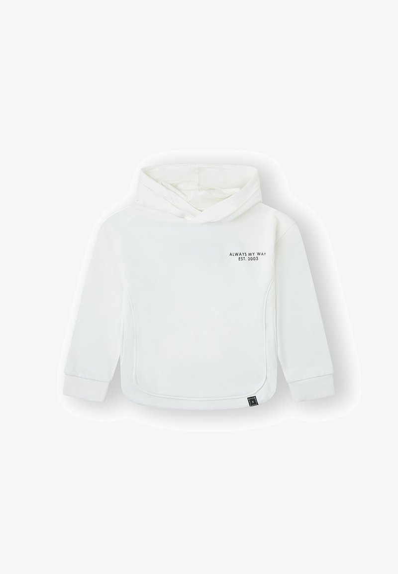 Sudadera blanca de manga larga con un alto cuello y texto negro "SIEMPRE A MI MANERA EST. 2003" en el lado izquierdo del pecho.
