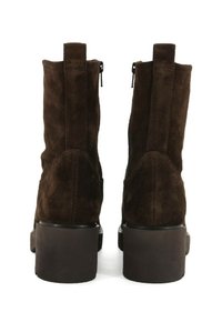 Stivali ankle in suede marrone con finitura liscia, dotati di punta squadrata, tacco a blocco e cerniere laterali per una facile calzata.