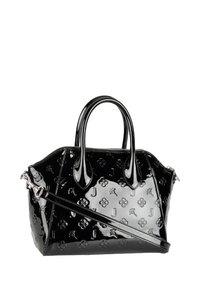 Czarna lakierowana torebka ze skóry z tłoczonymi wzorami kwiatowymi i logo, dwoma rączkami oraz odpinanym paskiem na ramię. Zapięcie na zamek błyskawiczny.
