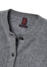 Grau Cashmere-Cardigan mit Rundhalsausschnitt, Knopfverschluss, gerippten Bündchen und einer weichen Textur. Das Etikett trägt die Aufschrift "Puro Cashmere."