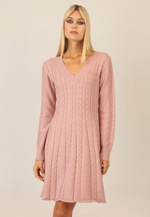 Strickkleid in sanftem Rosa, mit V-Ausschnitt, langen Ärmeln und strukturierten Zopfmustern, die vertikal verlaufen. Eng anliegendes Oberteil mit ausgestellt geschnittenem Saum.