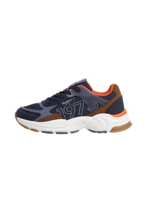 Męski sportowy sneaker z granatowymi, brązowymi i pomarańczowymi panelami, białą grubą podeszwą, czarnymi sznurowadłami i napisem "1978" po boku.