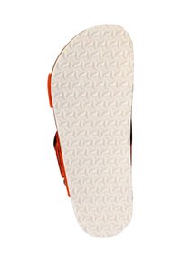 Sandale avec une semelle blanche texturée et un motif ondulé, une sangle orange et une semelle plate. La semelle offre une bonne adhérence et stabilité.