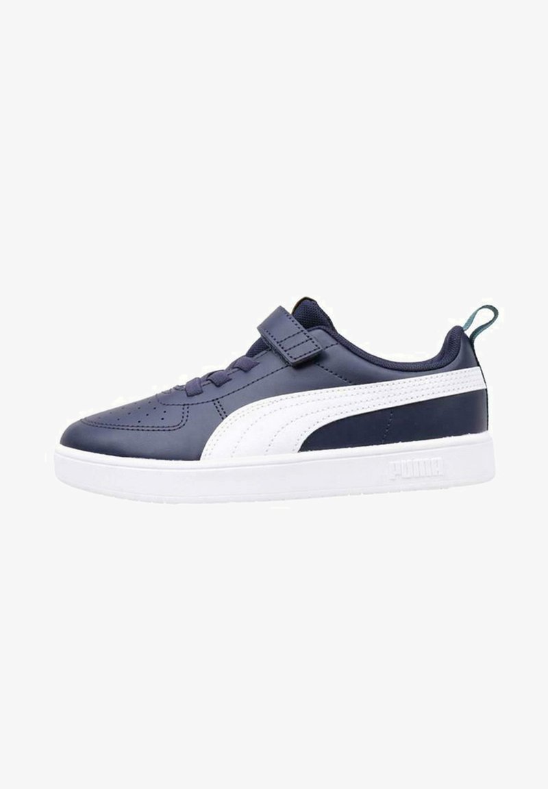 Sneaker blu navy con dettagli bianchi, tomaia in sintetico, area della punta perforata, cintura regolabile e suola in gomma testurizzata.