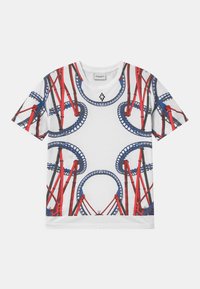 Hvid bomulds t-shirt med grafisk print af r�øde rutschebane strukturer og blå spor i et symmetrisk design.
