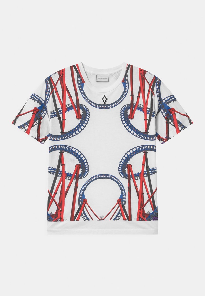 Hvid bomulds t-shirt med grafisk print af røde rutschebane strukturer og blå spor i et symmetrisk design.