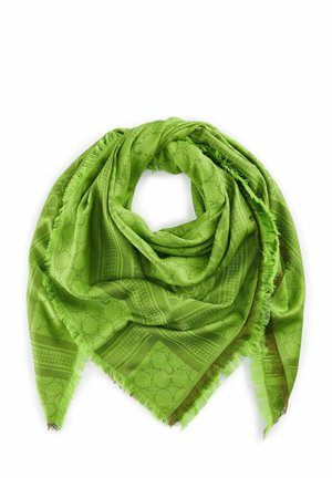 Foulard triangulaire vert vif avec un motif floral subtil et des bords frangés, plié en boucles superposées sur fond blanc.