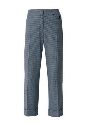 Gekleed met een blauw-wit ruitpatroon, met een slanke pasvorm, omgeslagen pijpen, een flat front en zijzakken. Voorzien van een knoop- en rits sluiting.