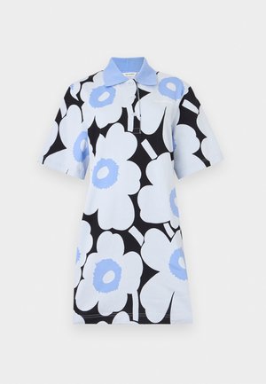 Polo obleka s kratkimi rokavi z velikim belim in modrim cvetličnim vzorcem na črnem ozadju ter svetlo modrim ovratnikom.