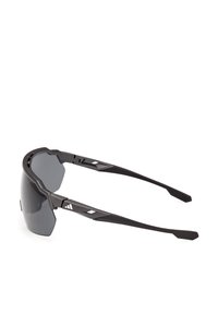 Ochelari de soare sport cu ramă neagră, design înfășurător, lentile gri, mânere texturate și accente unghiulare pentru un aspect modern.