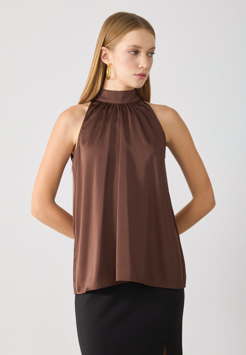 Koffiekleurige, mouwloze blouse met een hoge, geplooide halslijn en een vloeiende uitstraling. Gemaakt van gladde, lichte stof, met een rechte zoom.