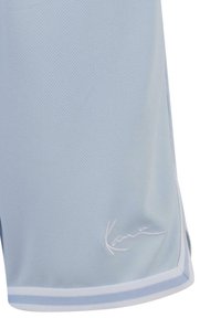 Shorts de sport bleu clair en mesh respirant, avec des bordures blanches et un logo stylisé sur le bas devant.