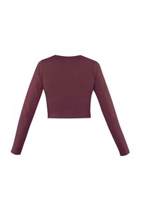 Langärmliges Crop-Top aus tiefburgunderfarbenem Stoff, mit rundem Ausschnitt und figurbetontem Schnitt. Weiche Textur; minimalistisches Design ohne Muster.