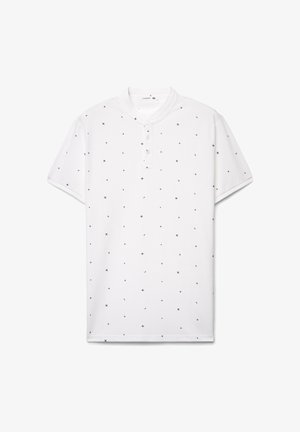 Polo bianca a maniche corte con pattina a bottoni e motivo di piccoli diamanti e croci blu navy su tutta la superficie. Materiale in cotone.