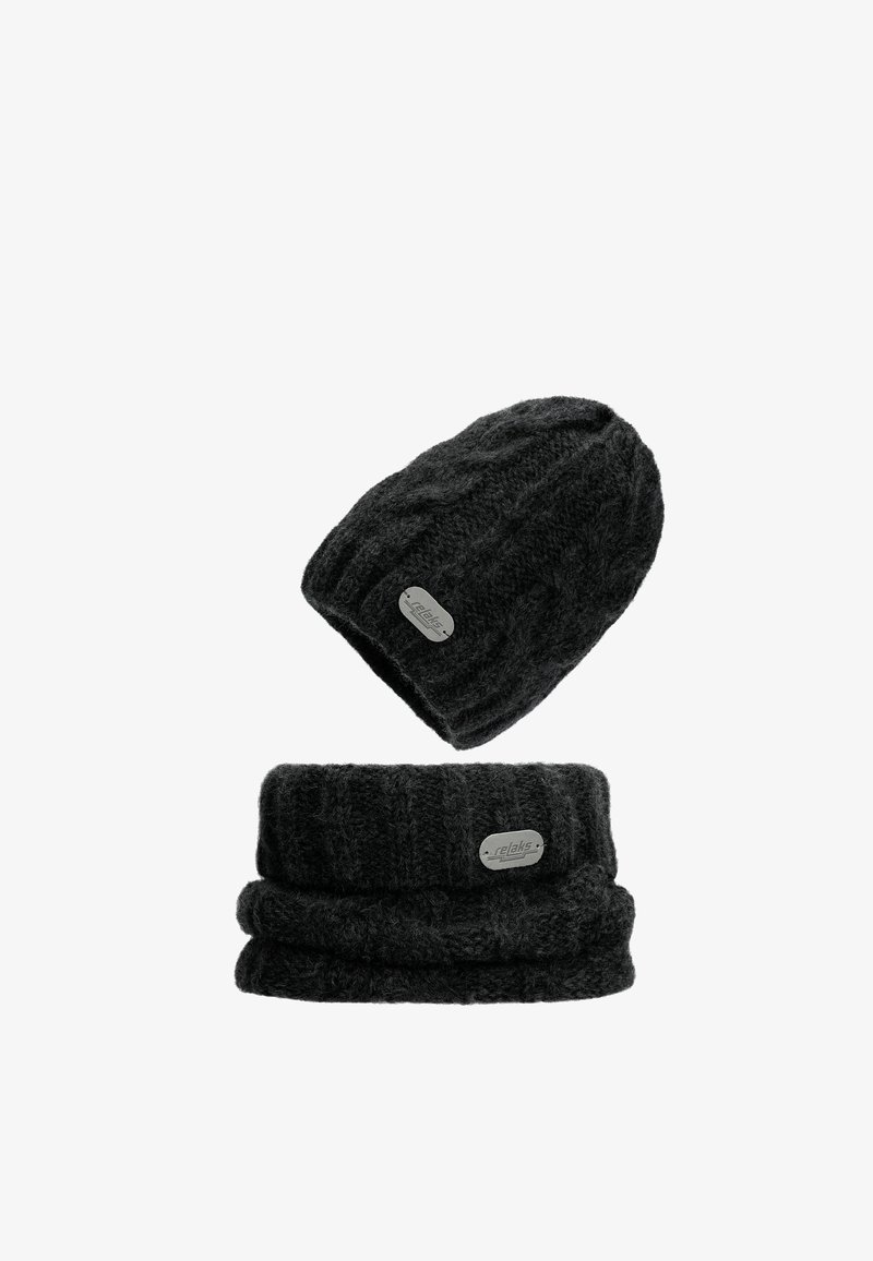 Gebreide zwarte wolbeanie en bijpassende nekwarmer met ribbeltextuur en een zilveren logoaccent. Zacht, warm en rekbaar ontwerp.