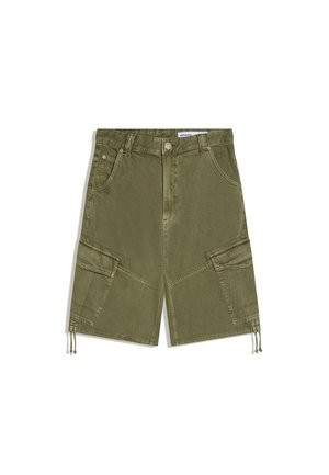 Olijfgroene cargoshorts met zijklepzakken, knoop- en ritssluiting aan de voorkant, en verstelbare trekkoorden bij de zoom van de pijpen.