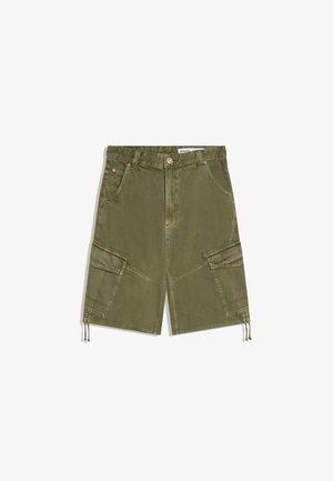 Olivegrüne Cargo-Shorts mit seitlichen Klappentaschen, vorderer Knopf- und Reißverschluss sowie verstellbaren Kordeln an den Beinabschlüssen.