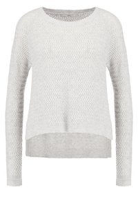 Ljusgrå tröja med ett strukturerat zigzag-mönster, rund halsringning, långa ärmar och en något längre bakre fåll. Materialet ser ut att vara stickat.