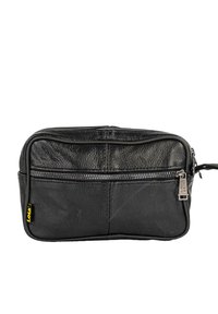 Funda de cuero negra con superficie texturizada, doble cremallera, bolsillo frontal y etiqueta de marca amarilla. Forma rectangular compacta para un fácil almacenamiento.