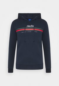 Tmavě modrá mikina s kapucí s předním logem, horizontální červené a zelené pruhy, nastavitelná kapuce se šňůrkou a žebrované manžety.