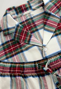 Cămașă în carouri, roșie, verde și albastră, cu guler tip button-down și talie elastică. Material moale cu un model texturat și detaliu cu fundă.