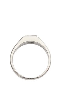 Sølvring med en flad, rektangulær top. Glat, poleret overflade; ringen er rundet med et rent, minimalistisk design.