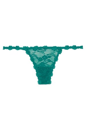 Tanga de encaje en color azul verdoso con patrones florales y bordes festoneados, extendido sobre un fondo blanco.