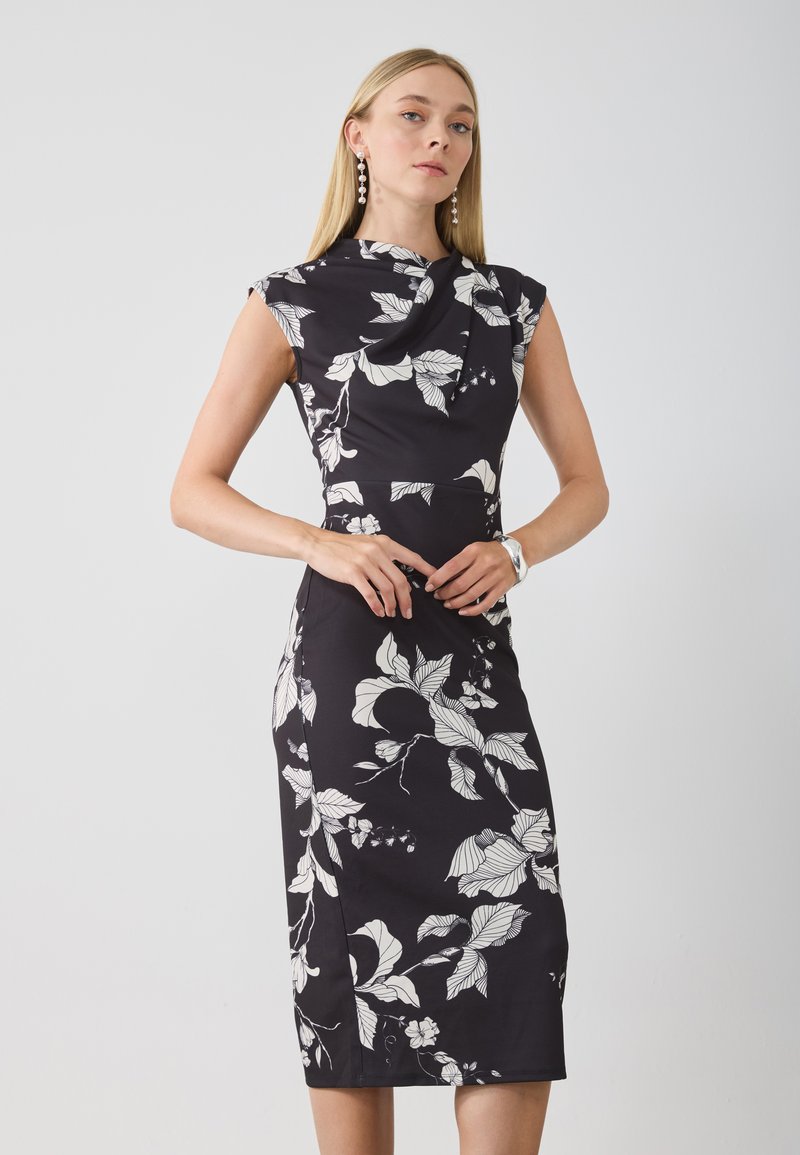 Rochie neagră cu model floral alb, design ajustat, mâneci scurte și talie strânsă. Material neted cu o strălucire subtilă.