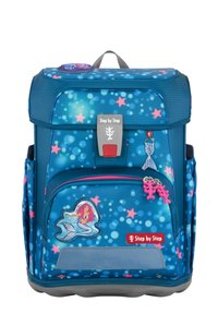 Zaino blu con una toppa a forma di sirena, motivi a stella e dettagli in verde acqua. Include una maniglia superiore, una tasca frontale e dettagli riflettenti.