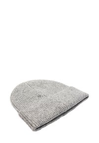Szara dzianinowa czapka z daszkiem z podwiniętym brzegiem, teksturowaną tkaniną i subtelnym połyskiem, z pionowym prążkowaniem na całej powierzchni.