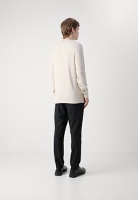 Calvin Klein STRUCTURE SWEATER - Strikkegenser - stony beige