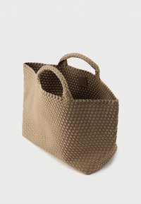 Πλεκτή τσάντα ώμου σε απαλό μπεζ υλικό, με δύο στρογγυλεμένες λαβές, ορθογώνιο σχήμα και υφή με μινιμαλιστικό σχέδιο.