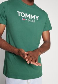 Tommy Jeans Camiseta estampada - green