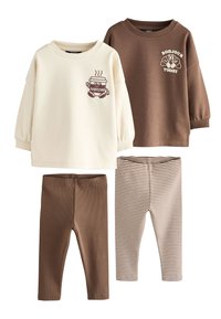 To langærmede sweatshirts: én i creme med en brun grafik, én i brun med hvid tekst, parret med to par brune og stribede leggings.