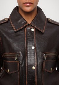 MICHAEL Michael Kors BURNISH - Chaqueta de cuero - chocolate