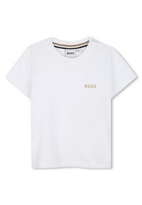 Hvit bomull t-skjorte med korte ermer, rund hals, og en gull "BOSS" logo på forsiden. Trykknapper på den ene skulderen for enkel påkledning.