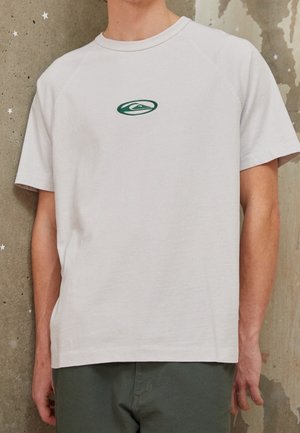 T-shirt grigio chiaro a maniche corte con scollo rotondo e logo ovale verde sul petto. Realizzata in tessuto morbido con vestibilità comoda.