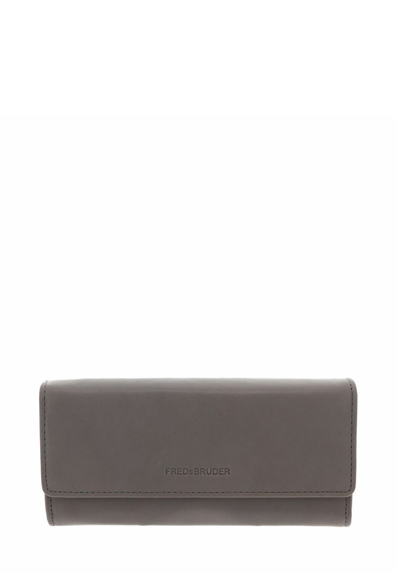 Portefeuille en cuir gris à texture lisse, de forme rectangulaire avec un détail de logo. Présente un rabat pliant et des bords cousus.