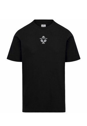 T-shirt nera a maniche corte con piccolo logo bianco del Kappa Tennis Club e racchette da tennis incrociate al centro del petto.