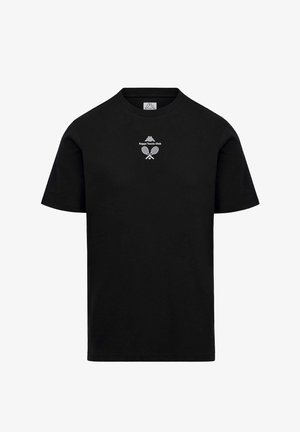 T-shirt noir à manches courtes avec petit logo blanc du Kappa Tennis Club et raquettes de tennis croisées centrées sur la poitrine.