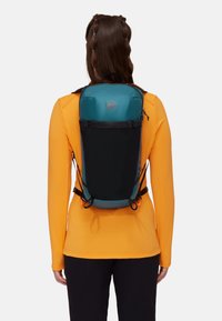 Zaino leggero in teal e nero. Caratterizzato da un design snello, spallacci regolabili e una maniglia superiore. Tasca frontale con zip.