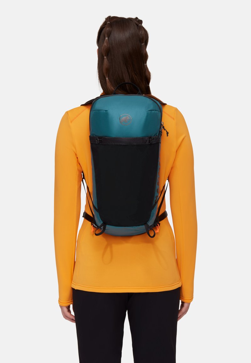 Zaino leggero in teal e nero. Caratterizzato da un design snello, spallacci regolabili e una maniglia superiore. Tasca frontale con zip.