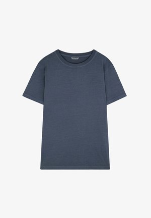 Marineblauwe katoenen T-shirt met korte mouwen en een ronde halslijn. Zachte, gladde textuur met een subtiele logodetail op de borst.
