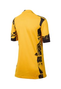 Maillot à manches courtes jaune avec des motifs graphiques noirs. Fabriqué en tissu respirant, il présente un col classique et une coupe sportive.