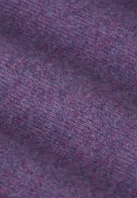 Tissu texturé violet avec un aspect doux et tissé, présentant un mélange de teintes violettes foncées et claires et de subtiles variations de ton.