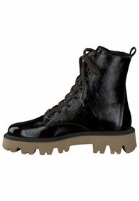 Černá kotníková bota z lakované kůže s kulatou špičkou, hnědými tkaničkami a masivní béžovou podrážkou s hlubokým vzorkem.